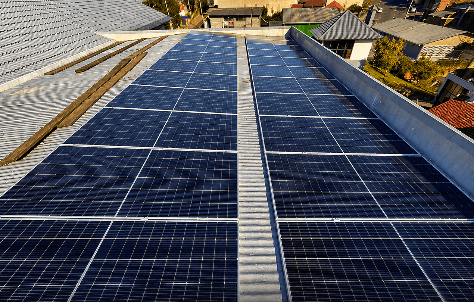 Painéis solares instalados pela LJR no telhado da ATP Suplementos